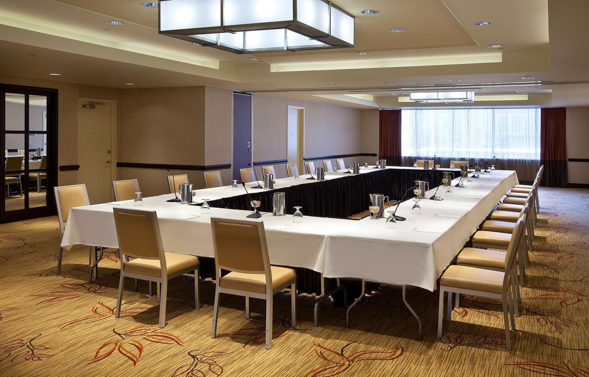 Embassy Suites By Hilton Washington Dc Chevy Chase Pavilion Business photo